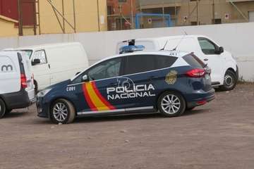 Aparece el cuerpo sin vida de un hombre en una furgoneta en un solar de Clavellinas (Foto TA)